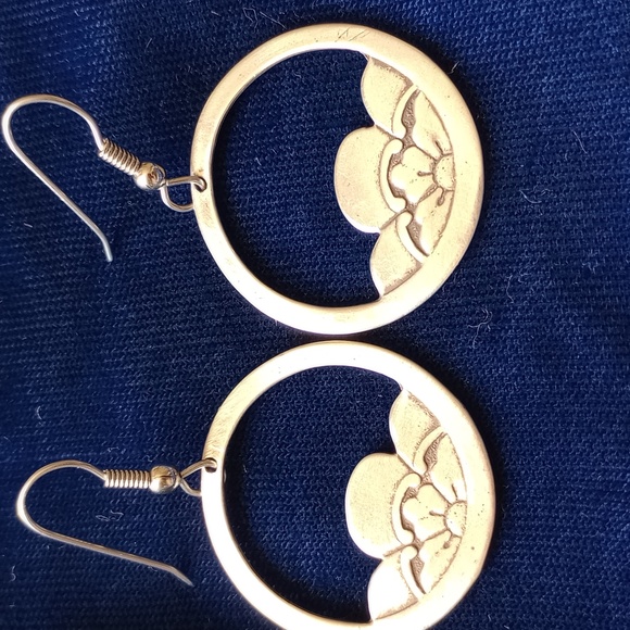 Vintage Sterling Silver Tudor Rose Dangle Earrings - Picture 5 of 11